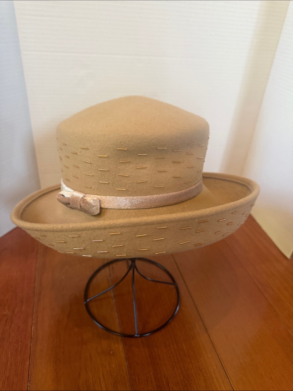 VTG Women’s Camel 100% Wool Felt Dress Church Hat w/ Gold Bead Embellishment